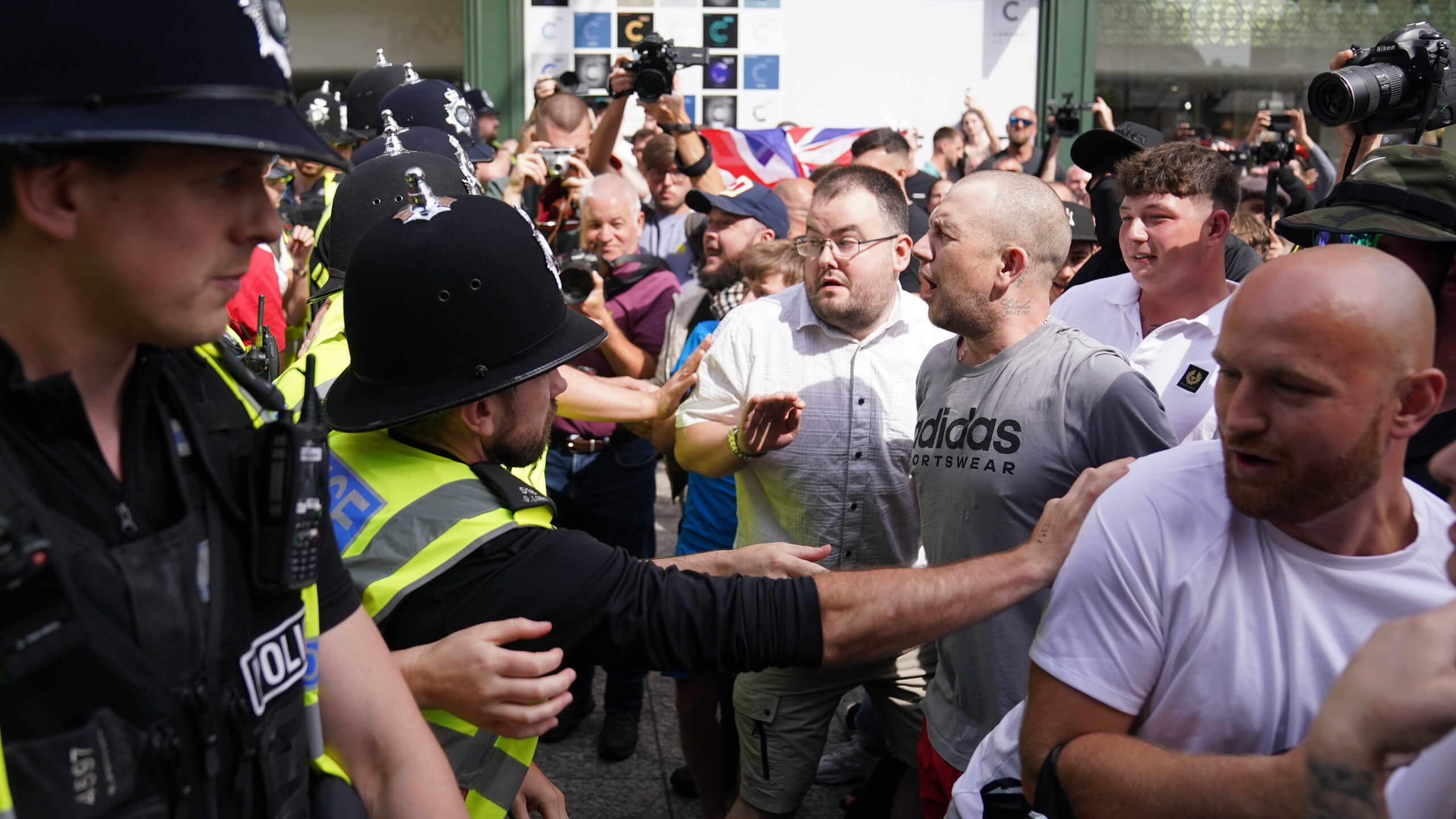 Nach dem Mord an drei Mädchen in Southport kam es in Großbritannien zu rassistischen Angriffen auf Moscheen und Geflüchtetenunterkünfte