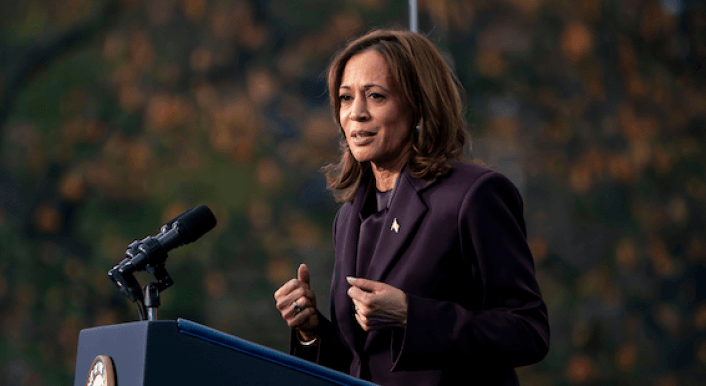 Kamala Harris steht an einem Rednerpult.