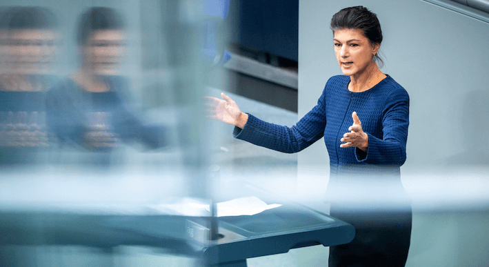 Sahra Wagenknecht steht vor einem Rednerpult.