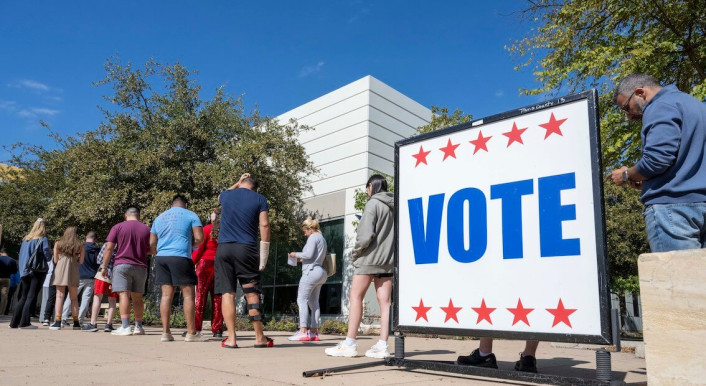 Menschen warten am 5. November 2024 in der Schlange vor einem Wahllokal in Austin Texas