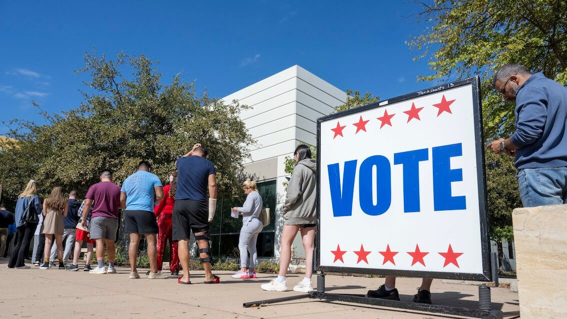 Menschen warten am 5. November 2024 in der Schlange vor einem Wahllokal in Austin Texas