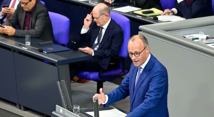 CDU-Vorsitzender Friedrich Merz sprach am 16. Oktober 2024 im Deutschen Bundestag und warf Bundeskanzler Olaf Scholz vor, er lasse sich von Russlands Drohungen mit Nuklearwaffen einschüchtern