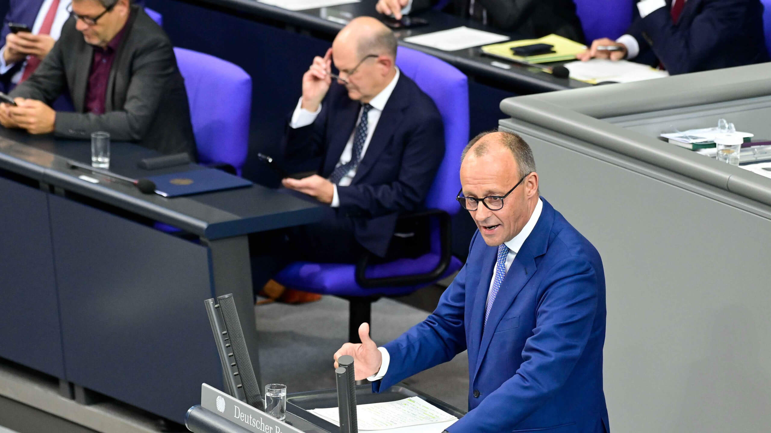 CDU-Vorsitzender Friedrich Merz sprach am 16. Oktober 2024 im Deutschen Bundestag und warf Bundeskanzler Olaf Scholz vor, er lasse sich von Russlands Drohungen mit Nuklearwaffen einschüchtern