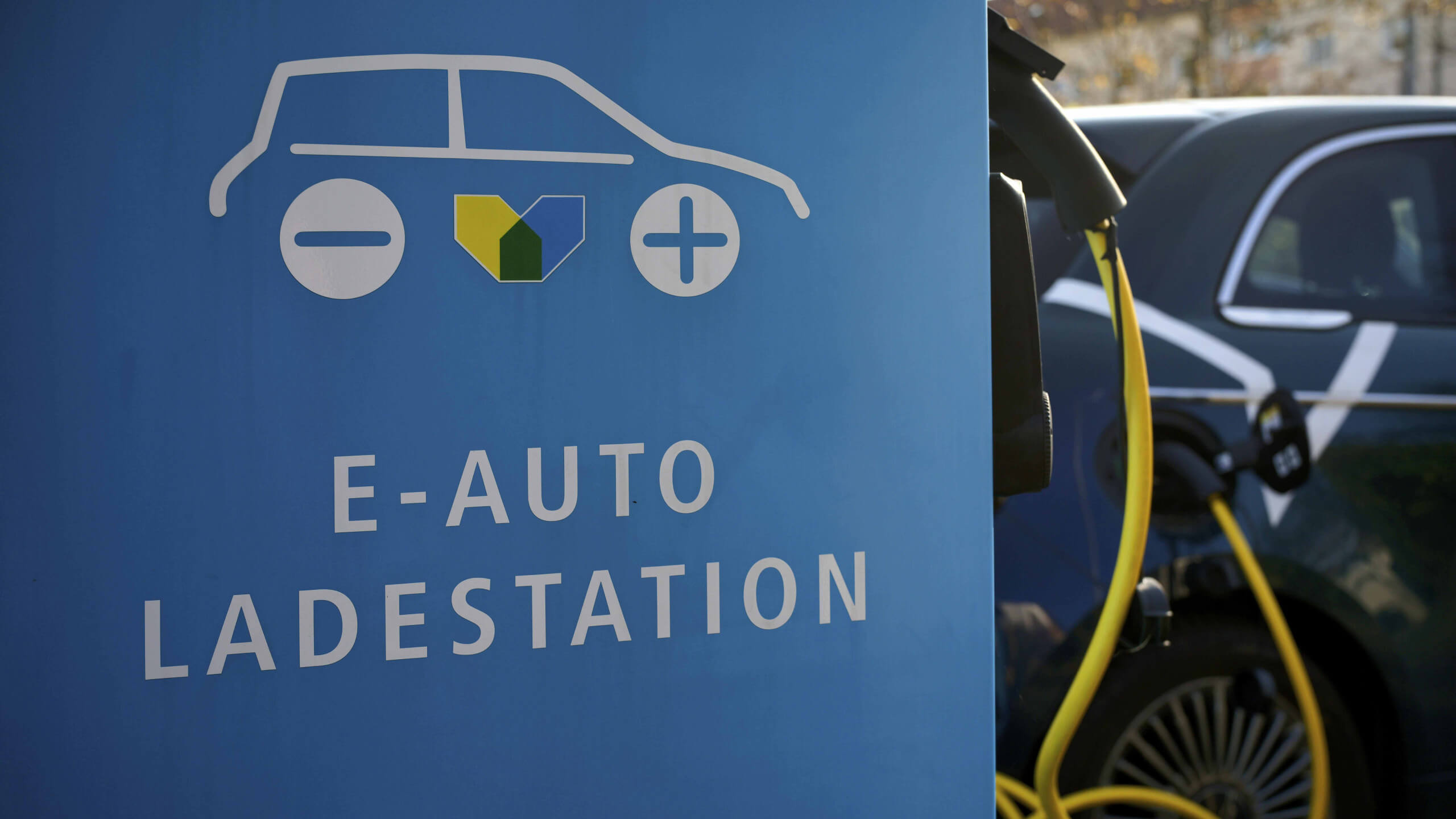 Über E-Autos verbreiten sich in Sozialen Netzwerken immer wieder Falschbehauptungen