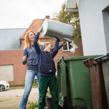 Auch 2025 bleibt die Höhe der Müllgebühren kommunal geregelt, Vermieterinnen und Vermieter können die Kosten auf ihre Mieterinnen und Mieter umlegen (Symbolbild: Christin Klose / DPA-tmn / Picture Alliance)