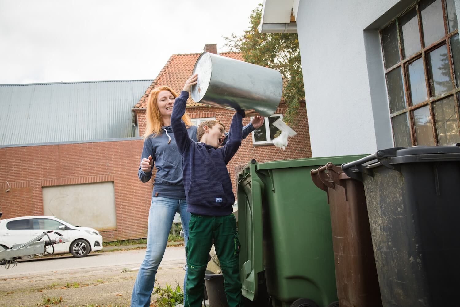 Auch 2025 bleibt die Höhe der Müllgebühren kommunal geregelt, Vermieterinnen und Vermieter können die Kosten auf ihre Mieterinnen und Mieter umlegen (Symbolbild: Christin Klose / DPA-tmn / Picture Alliance)