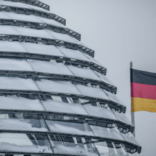 Die Kuppel des Reichstagsgebäudes ist mit Schnee bedeckt.