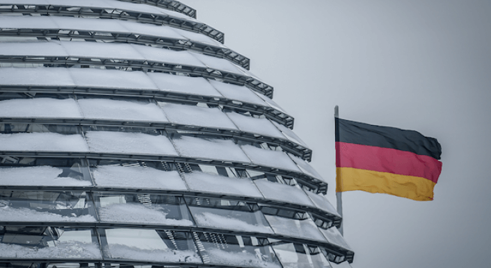 Die Kuppel des Reichstagsgebäudes ist mit Schnee bedeckt.