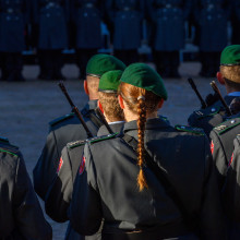 Eine Gruppe von Soldatinnen und Soldaten