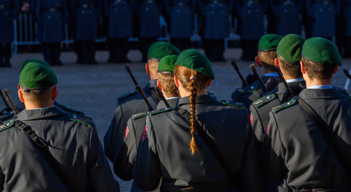 Eine Gruppe von Soldatinnen und Soldaten