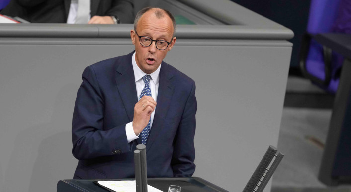 CDU-Kanzlerkandidat Friedrich Merz bei seiner Rede im Deutschen Bundestag zur Abstimmung über die Vertrauensfrage am 16. Dezember 2024 (Foto: Kay Nietfeld / DPA / Picture Alliance)