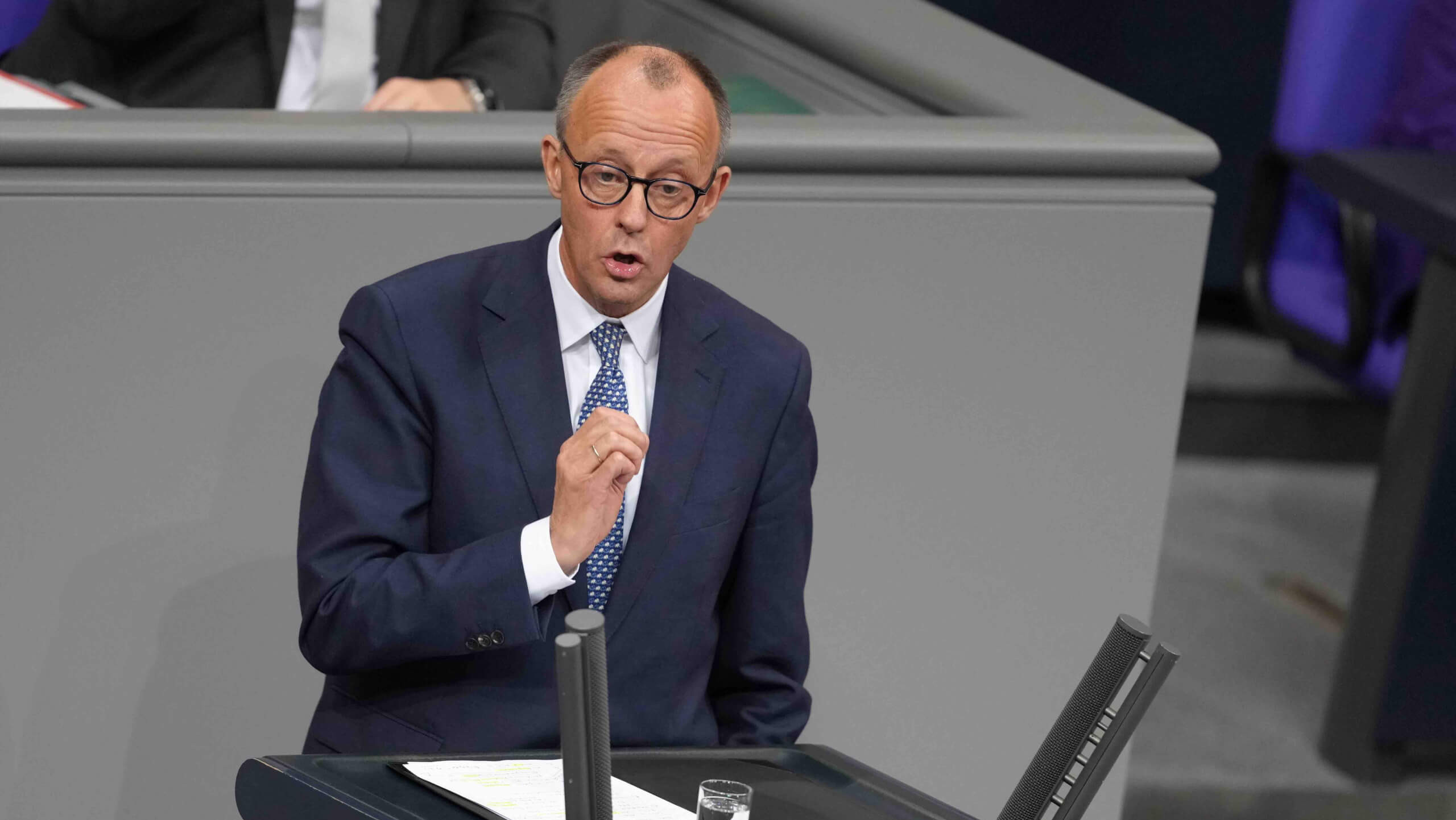 CDU-Kanzlerkandidat Friedrich Merz bei seiner Rede im Deutschen Bundestag zur Abstimmung über die Vertrauensfrage am 16. Dezember 2024 (Foto: Kay Nietfeld / DPA / Picture Alliance)