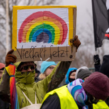 Demonstrant hält ein Plakat: „Vielfalt fetzt“ – er steht inmitten von anderen Teilnehmenden bei den Demonstrationen gegen den AfD-Parteitag in Riesa am 11.1.2025