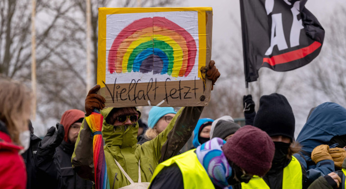 Demonstrant hält ein Plakat: „Vielfalt fetzt“ – er steht inmitten von anderen Teilnehmenden bei den Demonstrationen gegen den AfD-Parteitag in Riesa am 11.1.2025