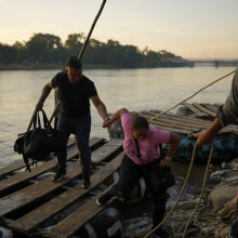 Ein honduranisches Ehepaar am Rio Suchiate an der Grenze zwischen Mexiko und Guatemala von einem Floß