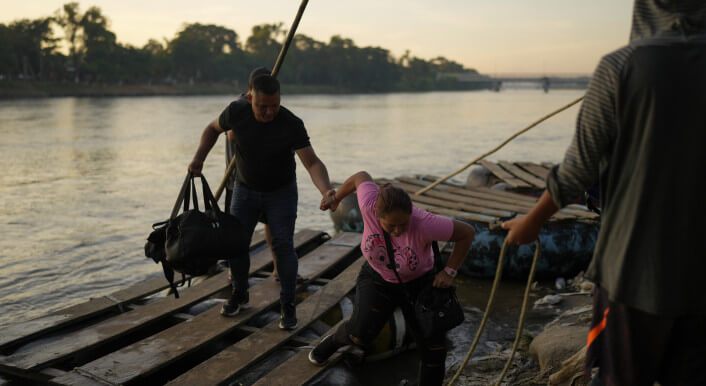 Ein honduranisches Ehepaar am Rio Suchiate an der Grenze zwischen Mexiko und Guatemala von einem Floß