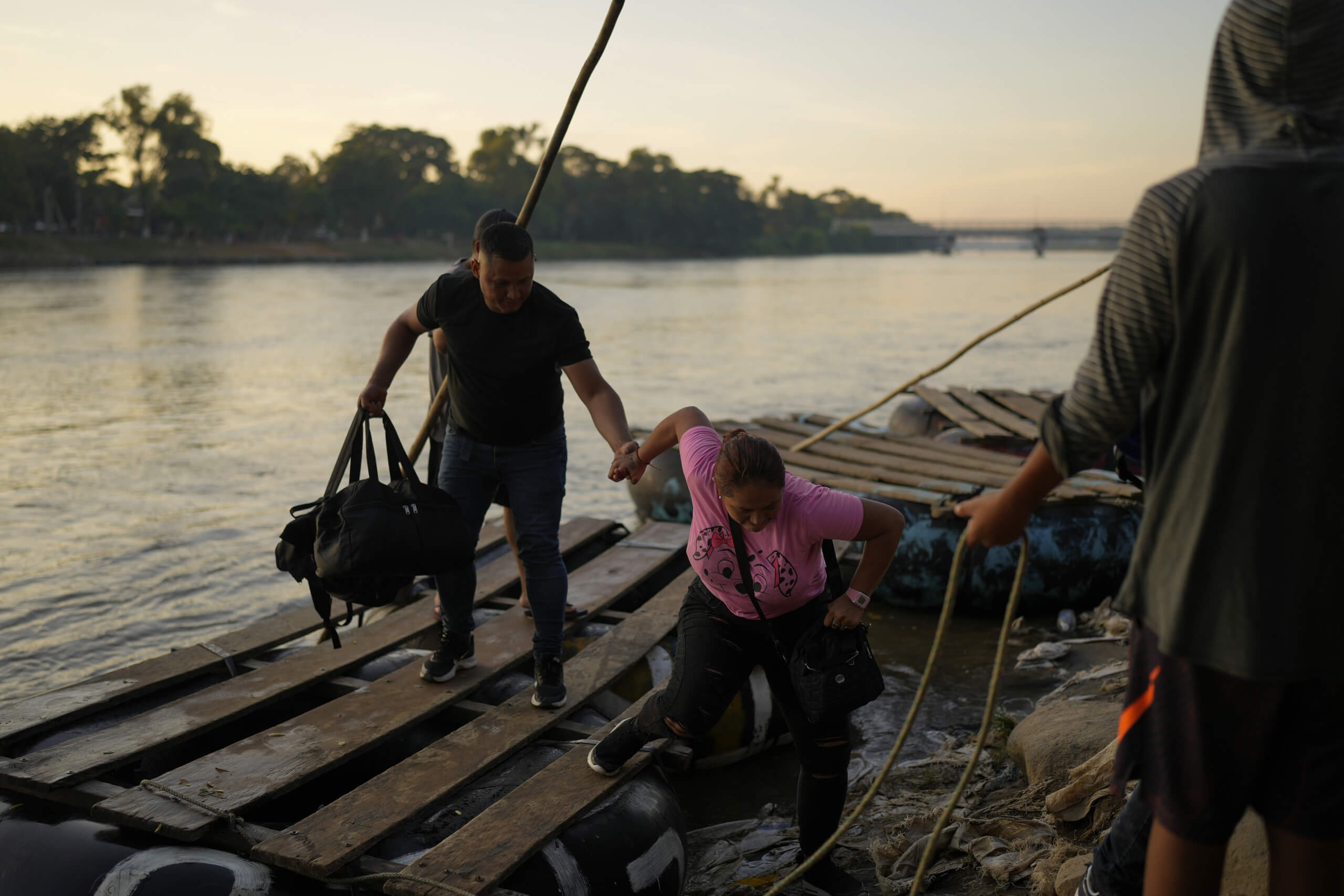 Ein honduranisches Ehepaar am Rio Suchiate an der Grenze zwischen Mexiko und Guatemala von einem Floß