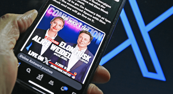 Auf einem Handy ist ein Foto von Alice Weidel und Elon Musk zu sehen.