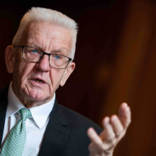 Anders als online behauptet, sagte Baden-Württembergs Ministerpräsident Winfried Kretschmann nach dem Anschlag in Magdeburg Ende Dezember 2024 nicht, es sei Zeit, dem Täter zu verzeihen (Foto: Christoph Schmidt / DPA / Picture Alliance)