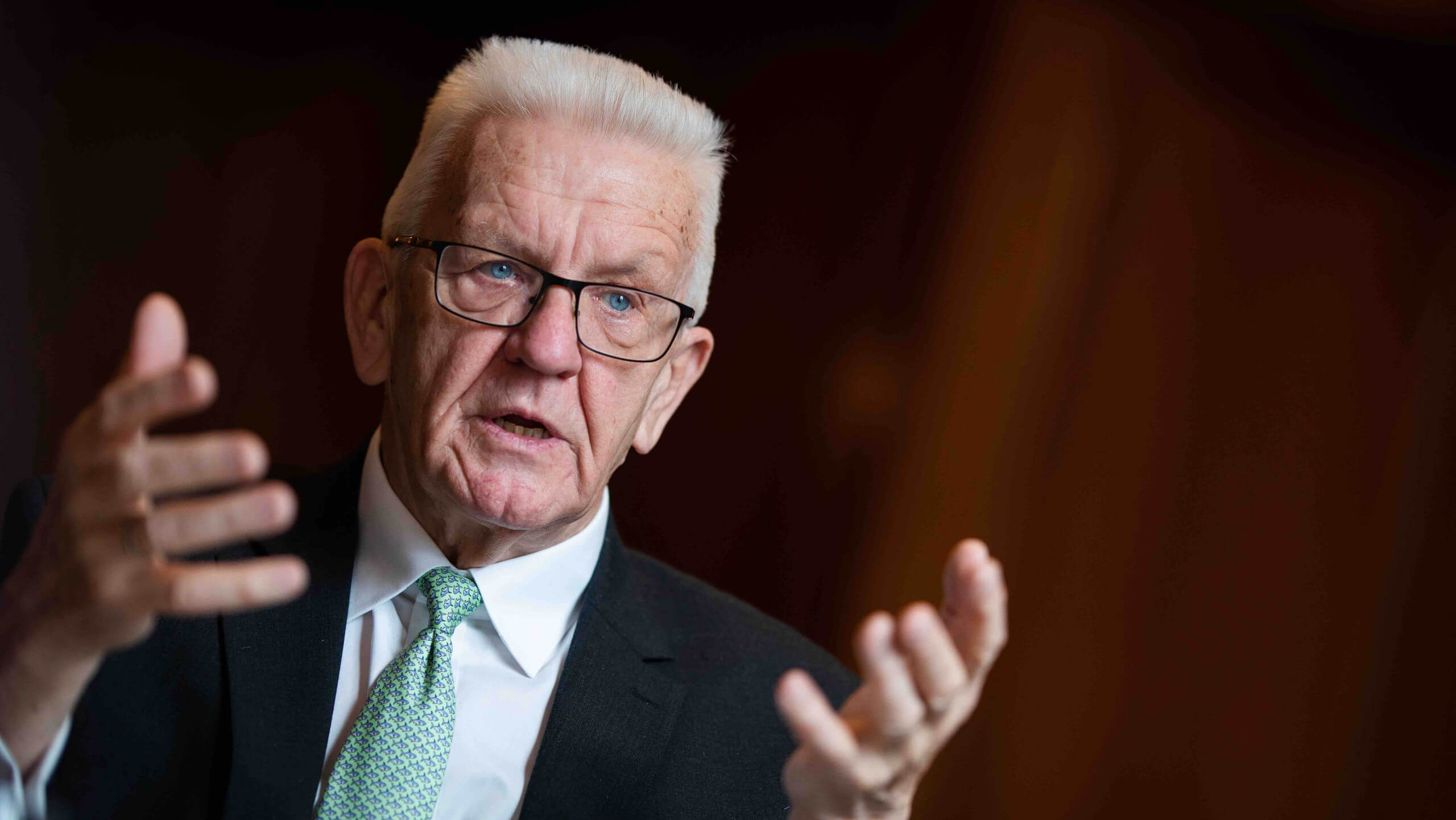 Anders als online behauptet, sagte Baden-Württembergs Ministerpräsident Winfried Kretschmann nach dem Anschlag in Magdeburg Ende Dezember 2024 nicht, es sei Zeit, dem Täter zu verzeihen (Foto: Christoph Schmidt / DPA / Picture Alliance)