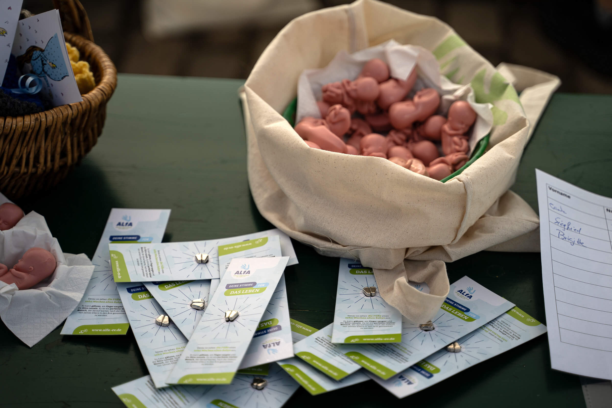 In ihrem Einsatz gegen Schwangerschaftsabbrüche verteilt die „Aktion Lebensrecht für Alle“ auch Plastik-Embryos oder Kinderfuß-Anstecker, wie hier auf einer Demonstration in Köln. Foto: Robin Albers/CORRECTIV