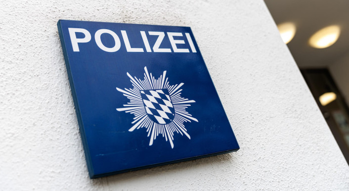 Ein Schild mit der Aufschrift Polizei ist am 27.01.2025 an der Fassade einer Polizeidienststelle in München (Bayern) zu sehen.