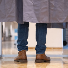 Ein Wähler steht in einer Wahlkabine im Foyer des Rathauses in Stuttgart und gibt seine Briefwahl-Stimme ab.