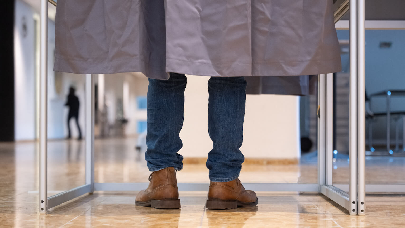 Ein Wähler steht in einer Wahlkabine im Foyer des Rathauses in Stuttgart und gibt seine Briefwahl-Stimme ab.