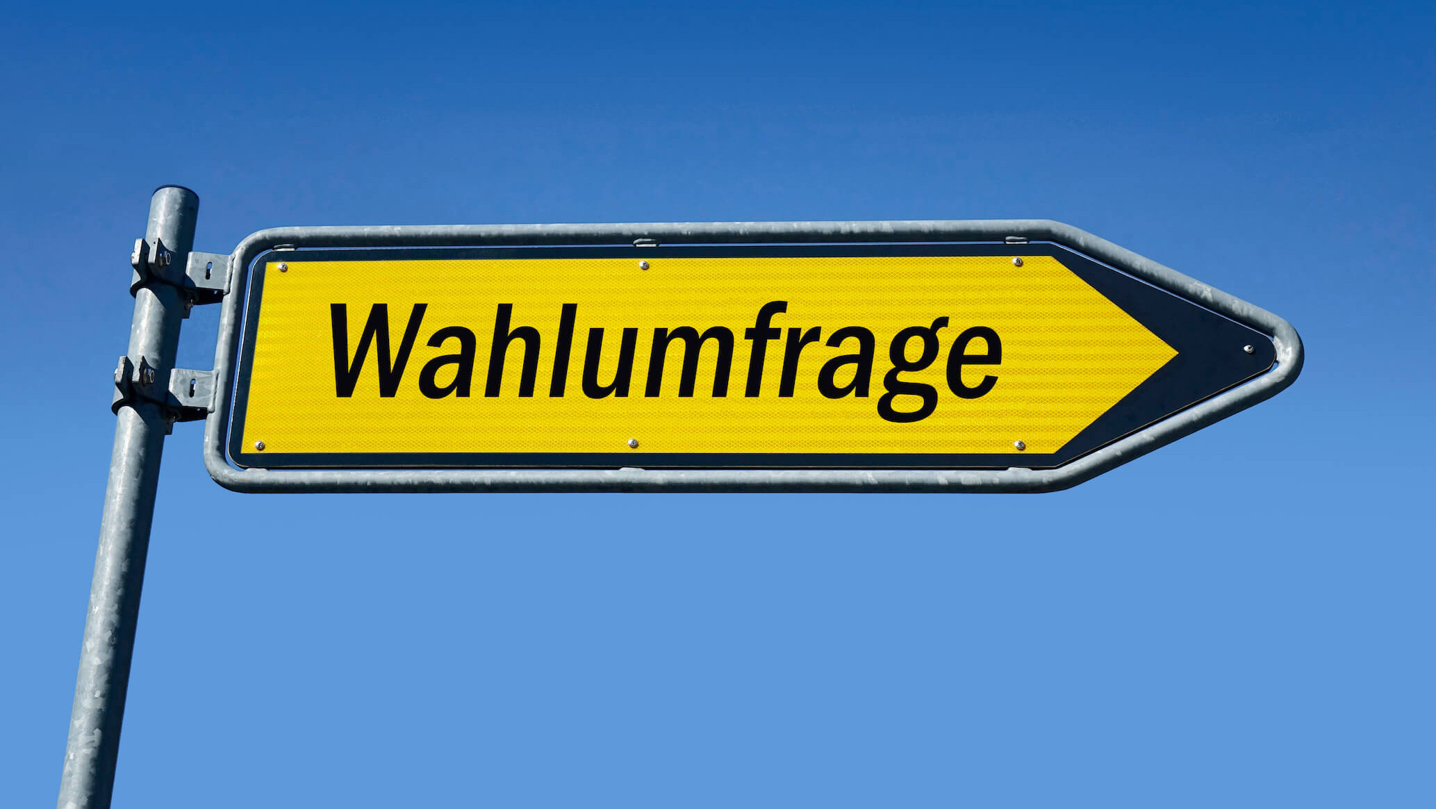 Wegweiser mit Wahlumfrage