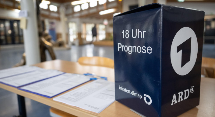 Eine Box für die Nachwahlbefragung für die 18-Uhr-Prognose der ARD steht in einem Wahllokal