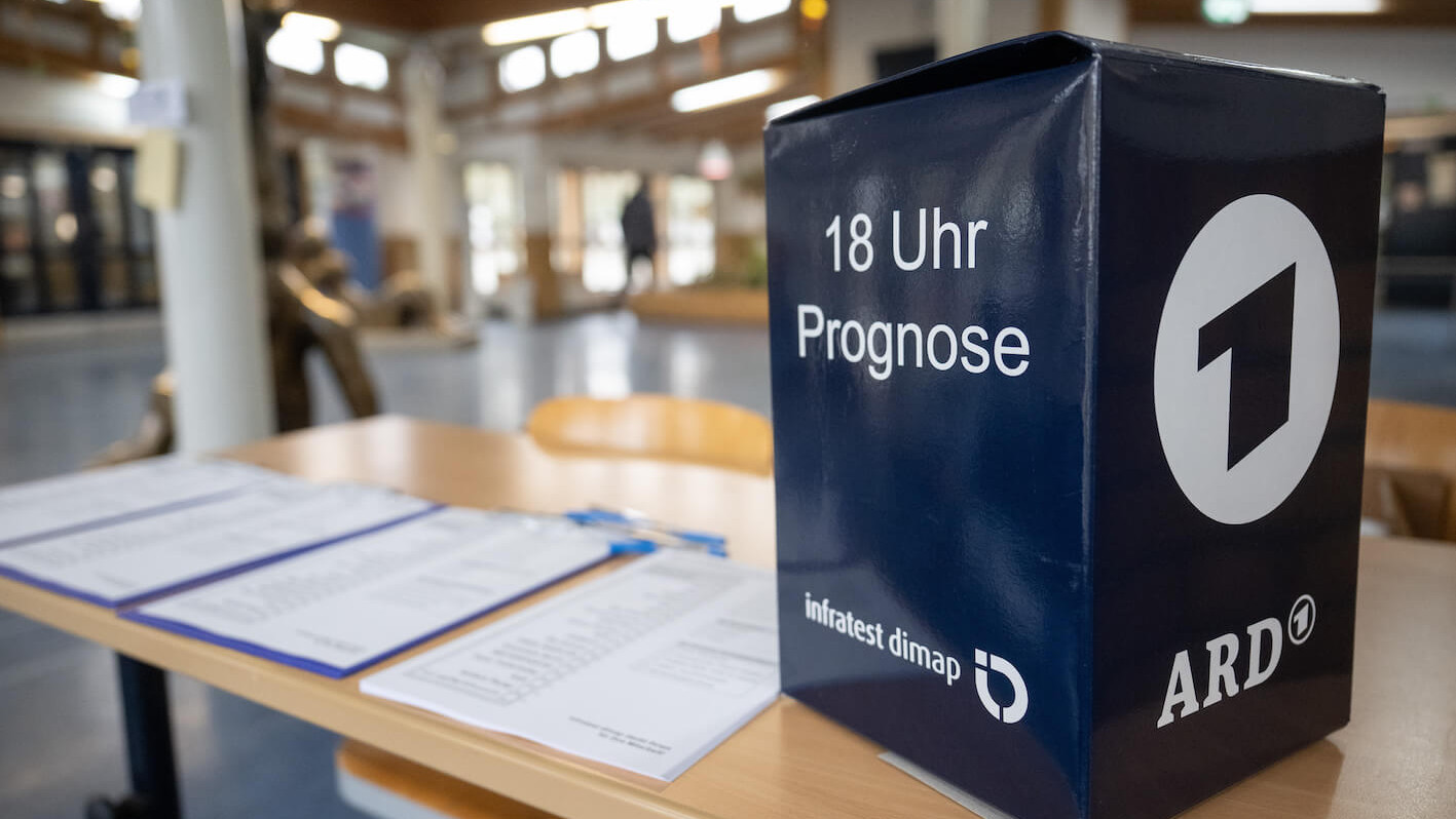 Eine Box für die Nachwahlbefragung für die 18-Uhr-Prognose der ARD steht in einem Wahllokal