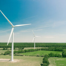 Windkraftanlagen auf einem Feld