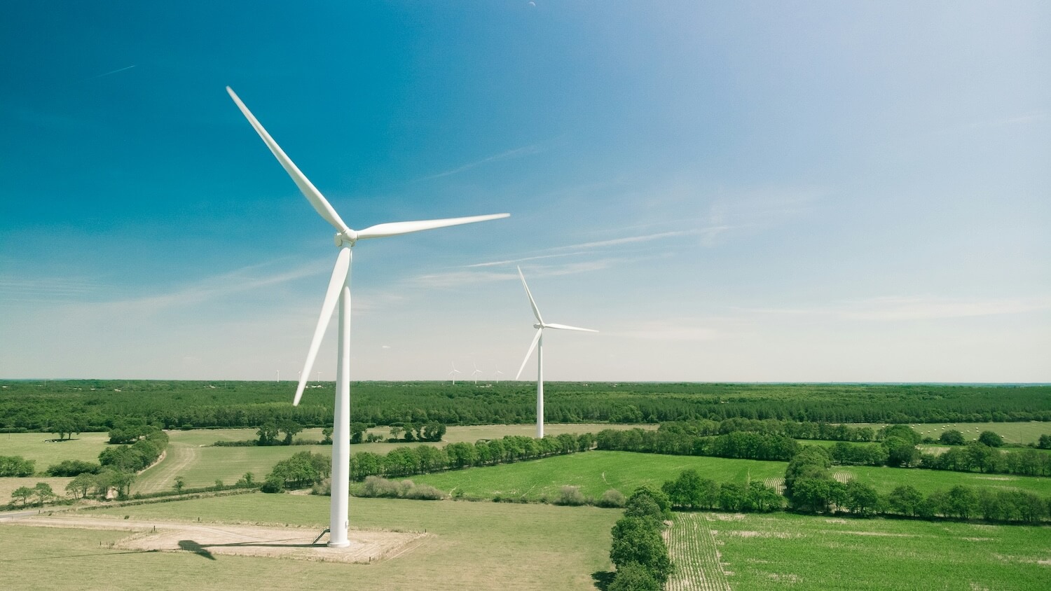 Windkraftanlagen auf einem Feld