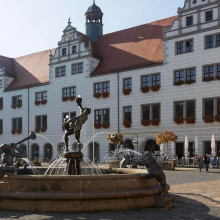 Springbrunnen auf dem Marktplatz vor dem Rathaus, Torgau, Sachsen, Deutschland, Europa