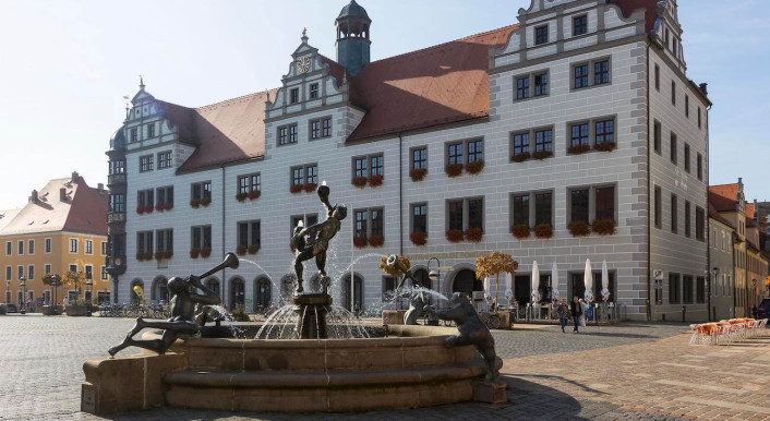 Springbrunnen auf dem Marktplatz vor dem Rathaus, Torgau, Sachsen, Deutschland, Europa