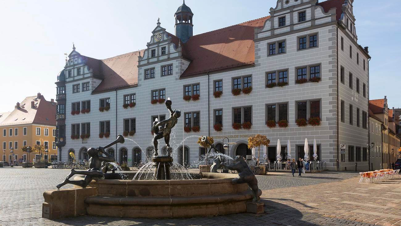 Springbrunnen auf dem Marktplatz vor dem Rathaus, Torgau, Sachsen, Deutschland, Europa