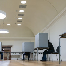 Menschen sitzen in Wahlkabinen im "Goldenen Saal", in dem sich ein Wahllokal der Stadt Sangerhausen befindet, um ihre Stimme abzugeben. Am Sonntag findet die vorgezogene Wahl zum 21. Deutschen Bundestag statt.