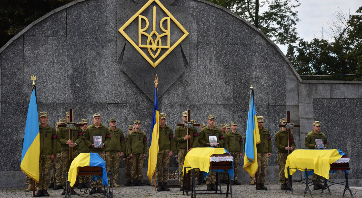 Drei ukrainische Soldaten werden bei einer Zeremonie gemeinsam bestattet (Foto: Pavlo Palamarchuk / Zumapress.com / Picture Alliance)