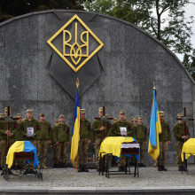 Drei Särge Ukrainischer Soldaten liegen vor ihrer Beisetzung aufgebahrt.