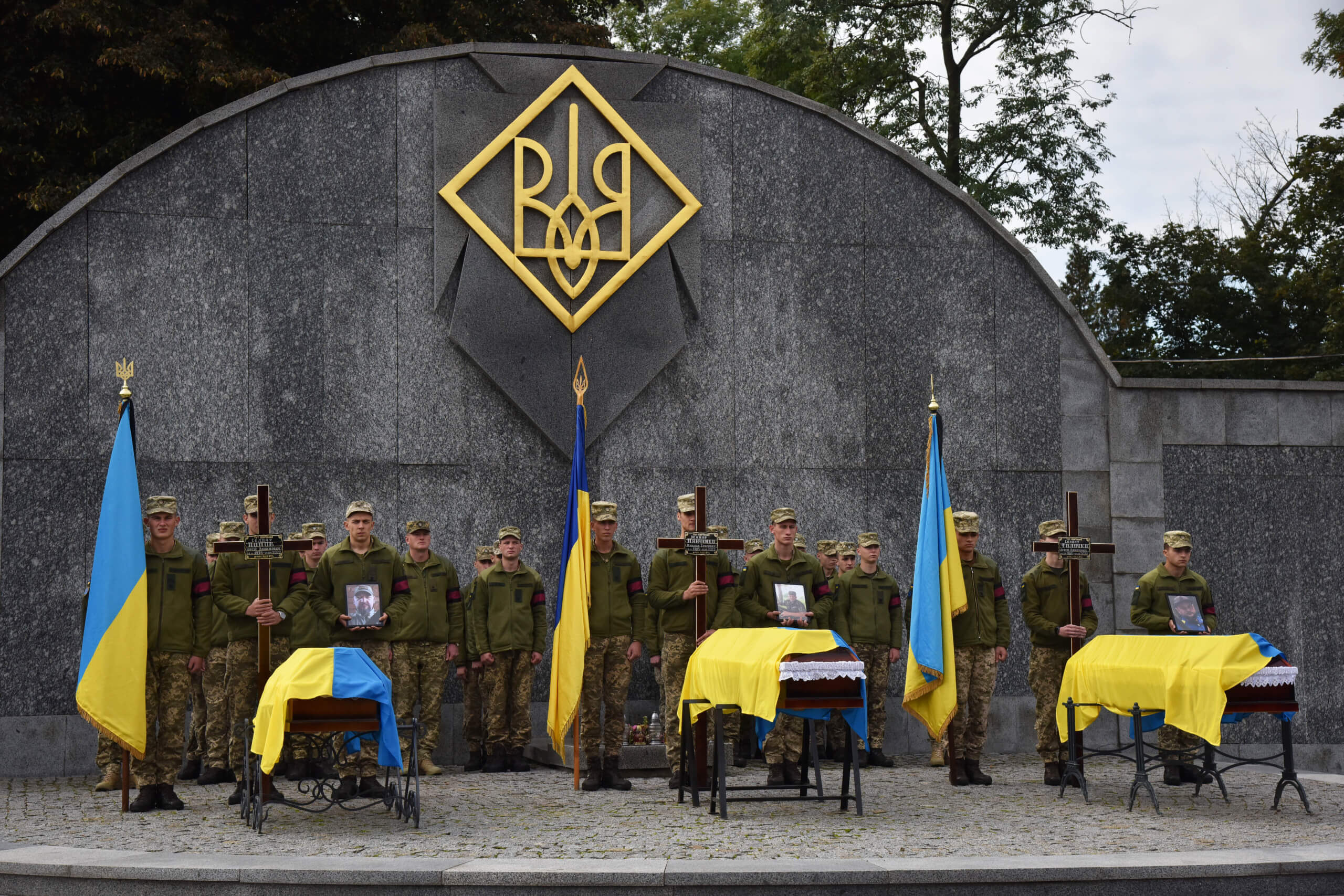 Drei Särge Ukrainischer Soldaten liegen vor ihrer Beisetzung aufgebahrt.