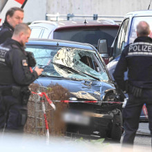 Am 3. März 2025 fuhr ein Mann mit seinem Auto in der Mannheimer Innenstadt in eine Menschenmenge – zwei Menschen starben. Die Polizei suchte diesbezüglich aber nie nach einem Mann mit „dunklem Hauttyp“. (Foto: Boris Roessler / DPA / Picture Alliance)