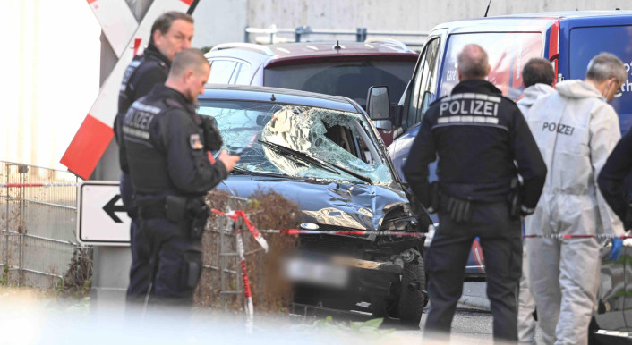 Am 3. März 2025 fuhr ein Mann mit seinem Auto in der Mannheimer Innenstadt in eine Menschenmenge – zwei Menschen starben. Die Polizei suchte diesbezüglich aber nie nach einem Mann mit „dunklem Hauttyp“. (Foto: Boris Roessler / DPA / Picture Alliance)