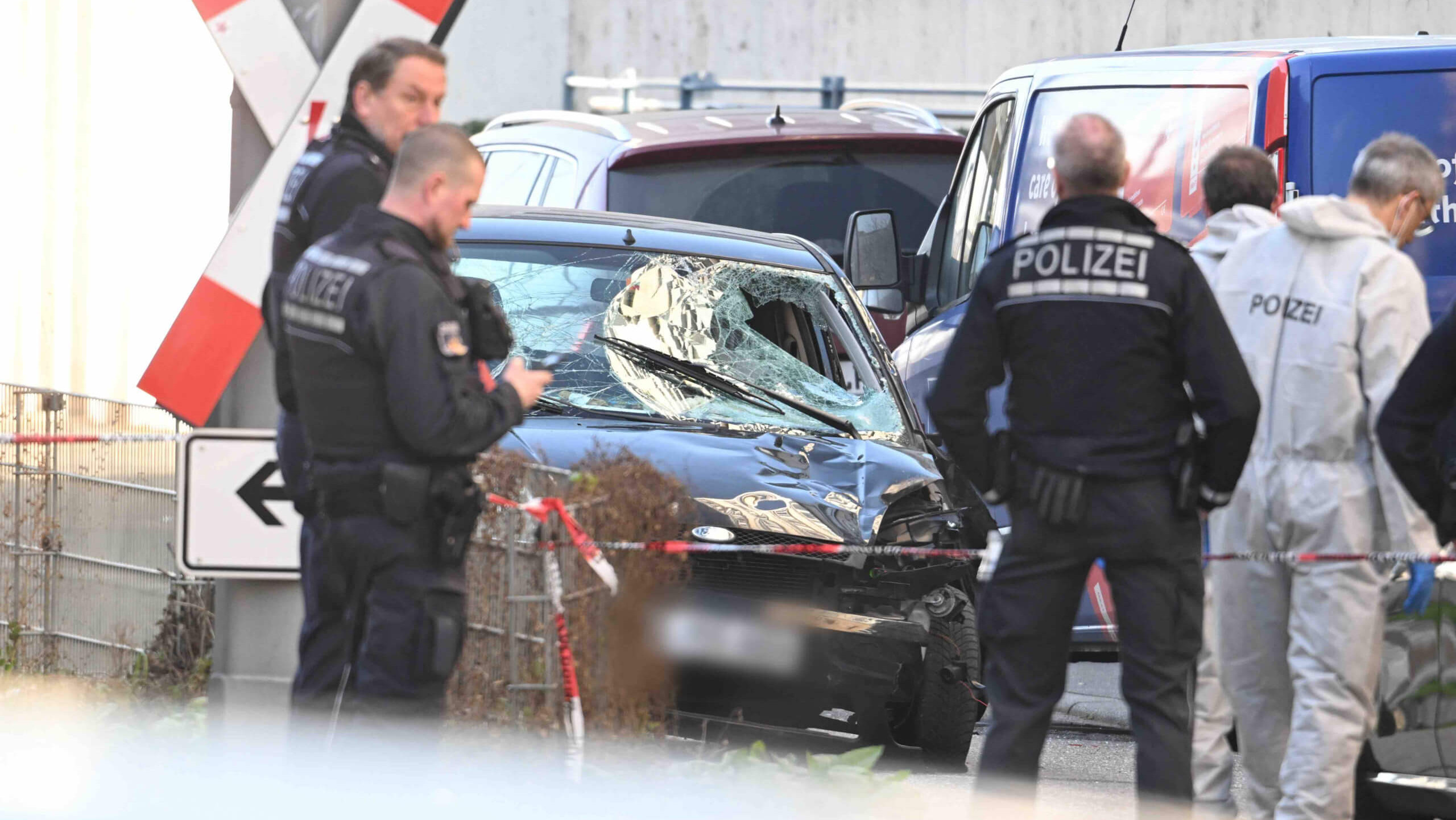 Am 3. März 2025 fuhr ein Mann mit seinem Auto in der Mannheimer Innenstadt in eine Menschenmenge – zwei Menschen starben. Die Polizei suchte diesbezüglich aber nie nach einem Mann mit „dunklem Hauttyp“. (Foto: Boris Roessler / DPA / Picture Alliance)