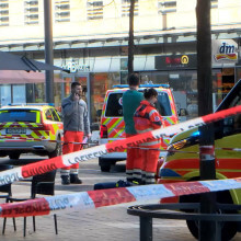 Rettungskräfte stehen bei einem Großeinsatz in der Innenstadt. Nach einem Vorfall mit einem Auto in der Mannheimer Innenstadt mit mindestens einem Toten und mehreren Verletzten ist der mutmaßliche Fahrer nach Polizeiangaben festgenommen worden. Nach Polizeiangaben war ein Fahrzeug in eine Menschenmenge gefahren.