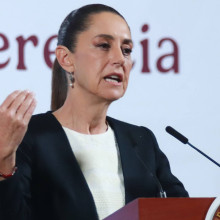 Mexikos Präsidentin Sheinbaum bei einer Pressekonferenz an einem Pult