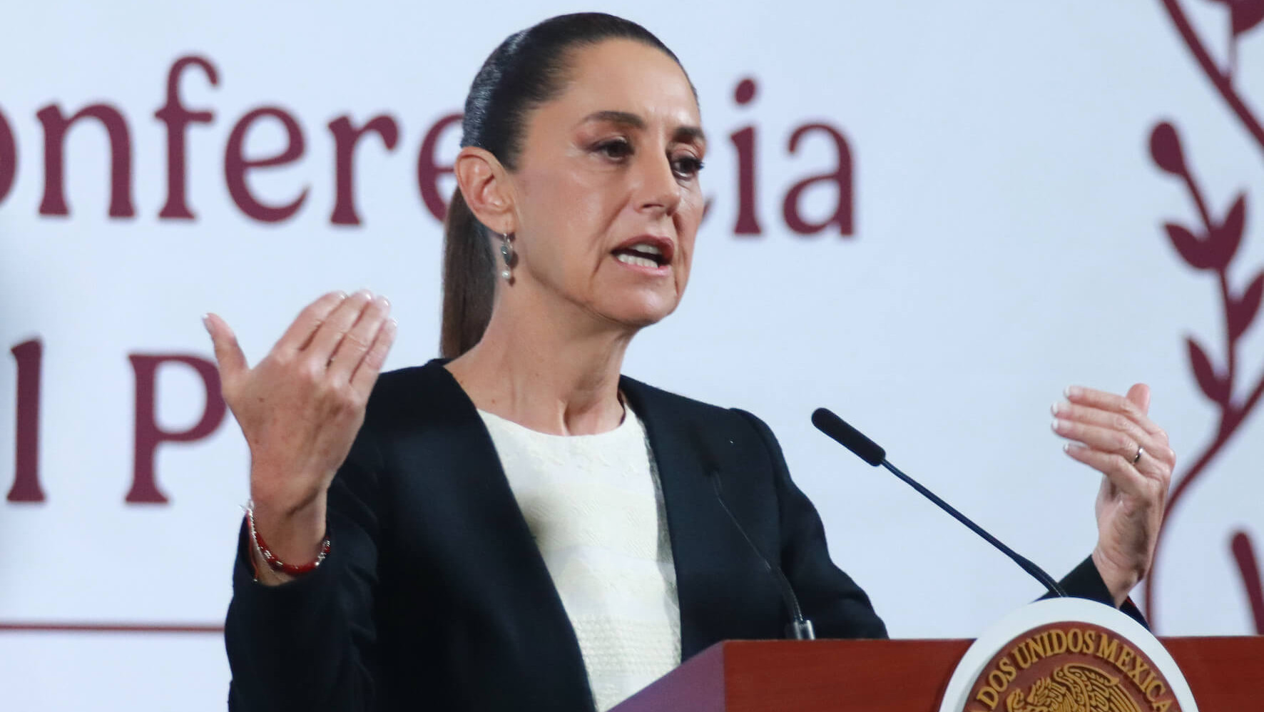 Mexikos Präsidentin Sheinbaum bei einer Pressekonferenz an einem Pult