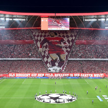 Champions-League-Spiel zwischen dem FC Bayern München und Real Madrid im April 2024: Choreografie der Fans mit Franz Beckenbauer Banner
