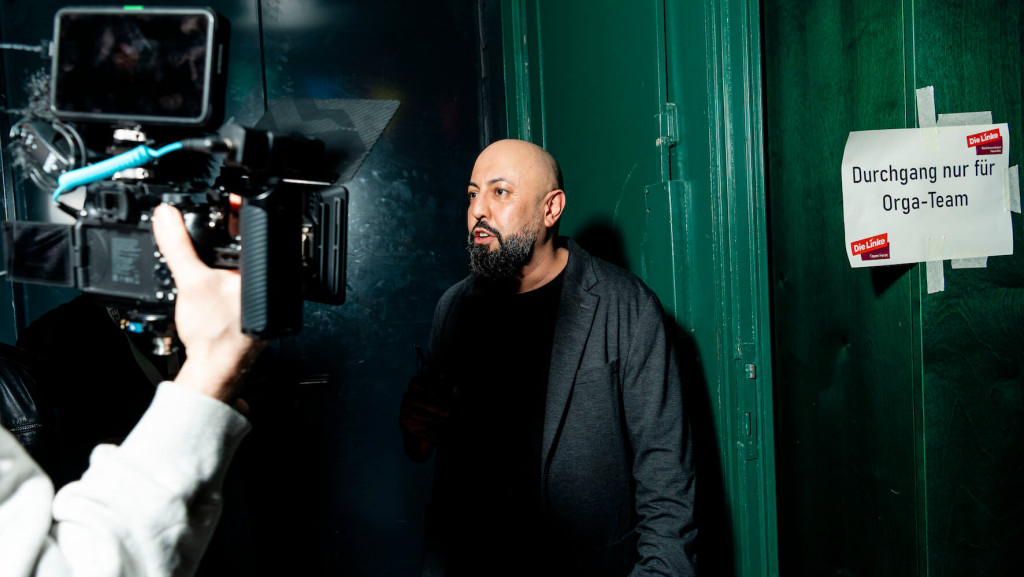 Ferat Koçak nach seinem Wahlsieg in Berlin-Neukölln mit der Presse