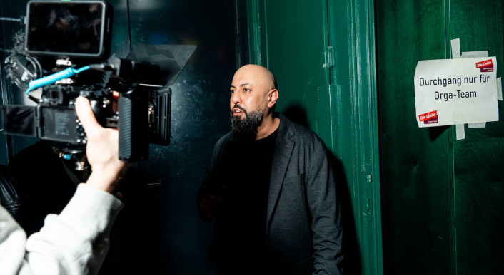 Ferat Koçak nach seinem Wahlsieg in Berlin-Neukölln mit der Presse