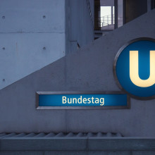 Schild mit der Aufschrift Bundestag am Eingang der U-Bahn in Berlin